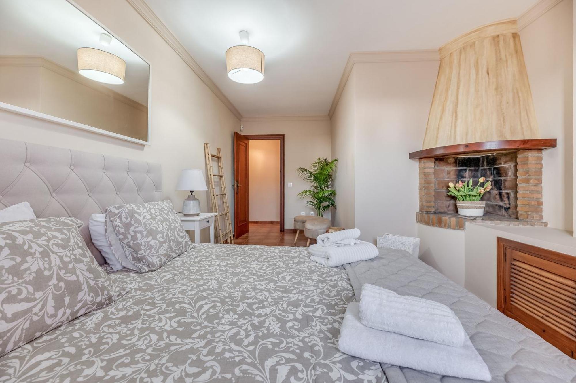 Classic 5 Bdrm Andalucian W Pool & Sea View Apartment