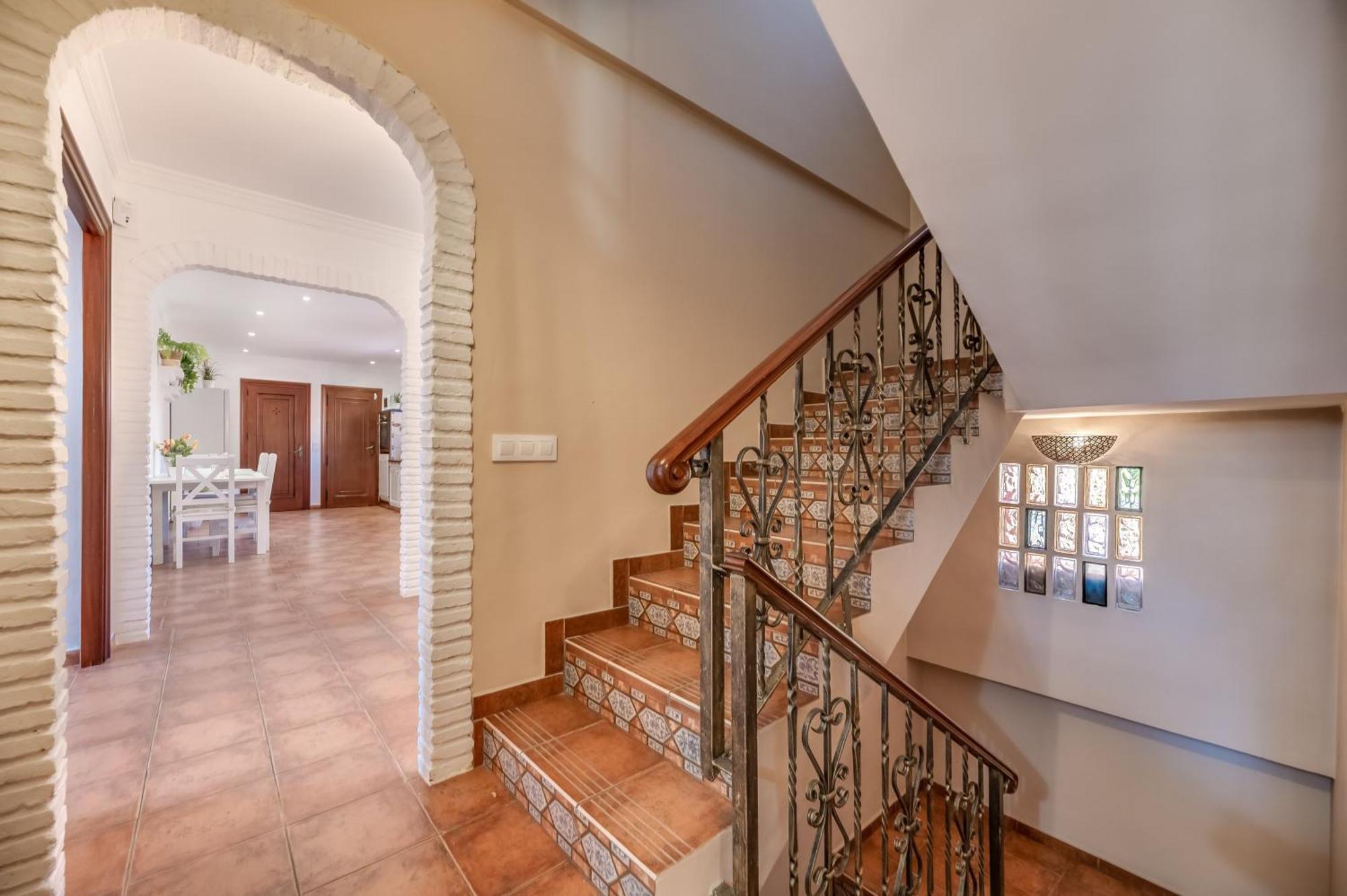 Classic 5 Bdrm Andalucian W Pool & Sea View *