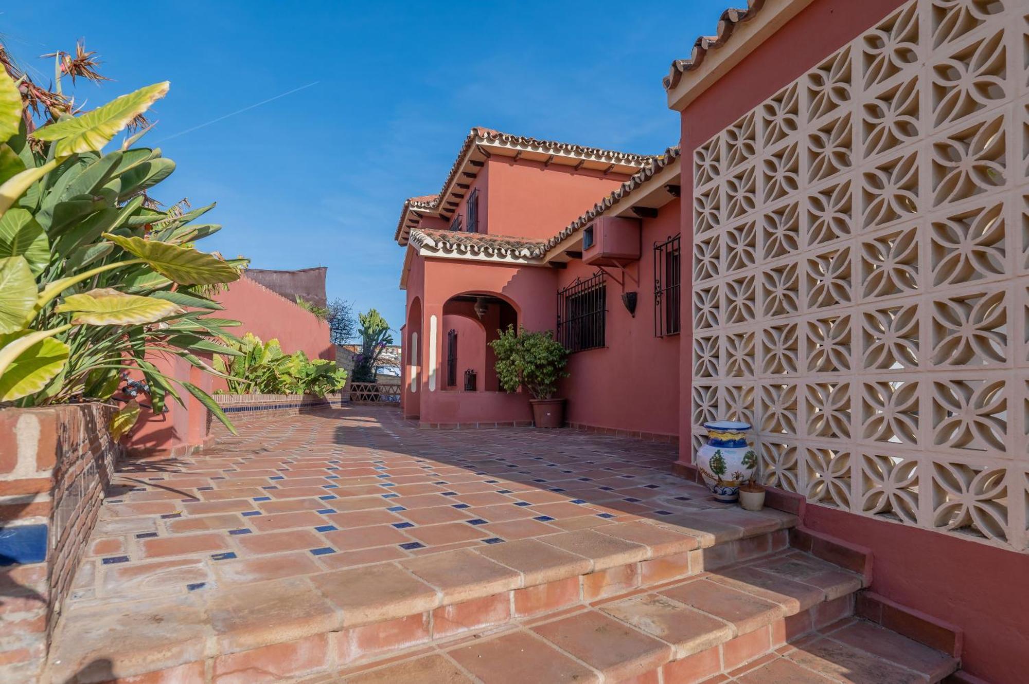 Classic 5 Bdrm Andalucian W Pool & Sea View Apartment