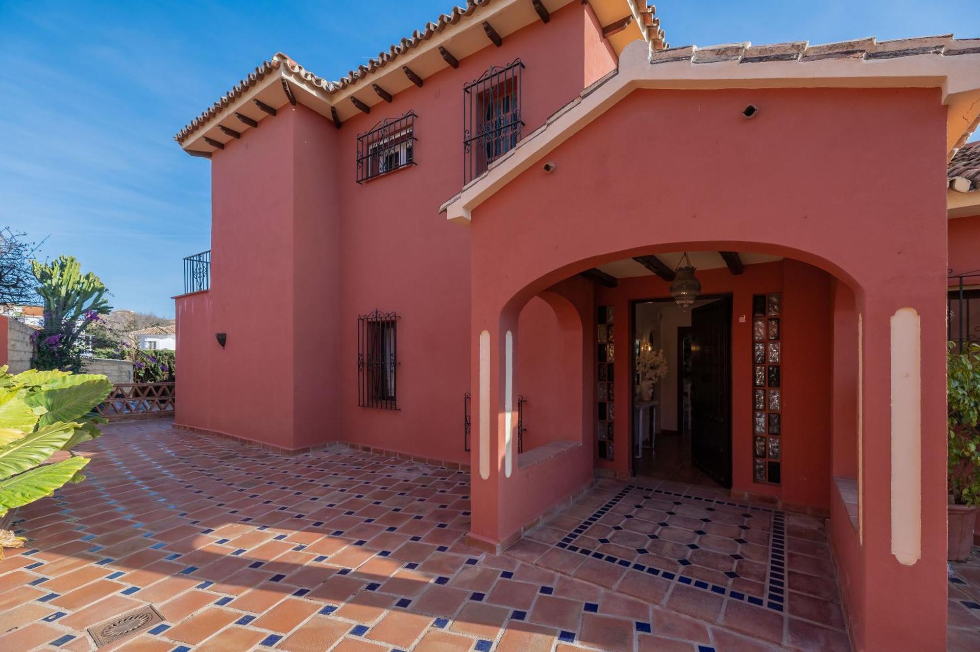 Classic 5 Bdrm Andalucian W Pool & Sea View