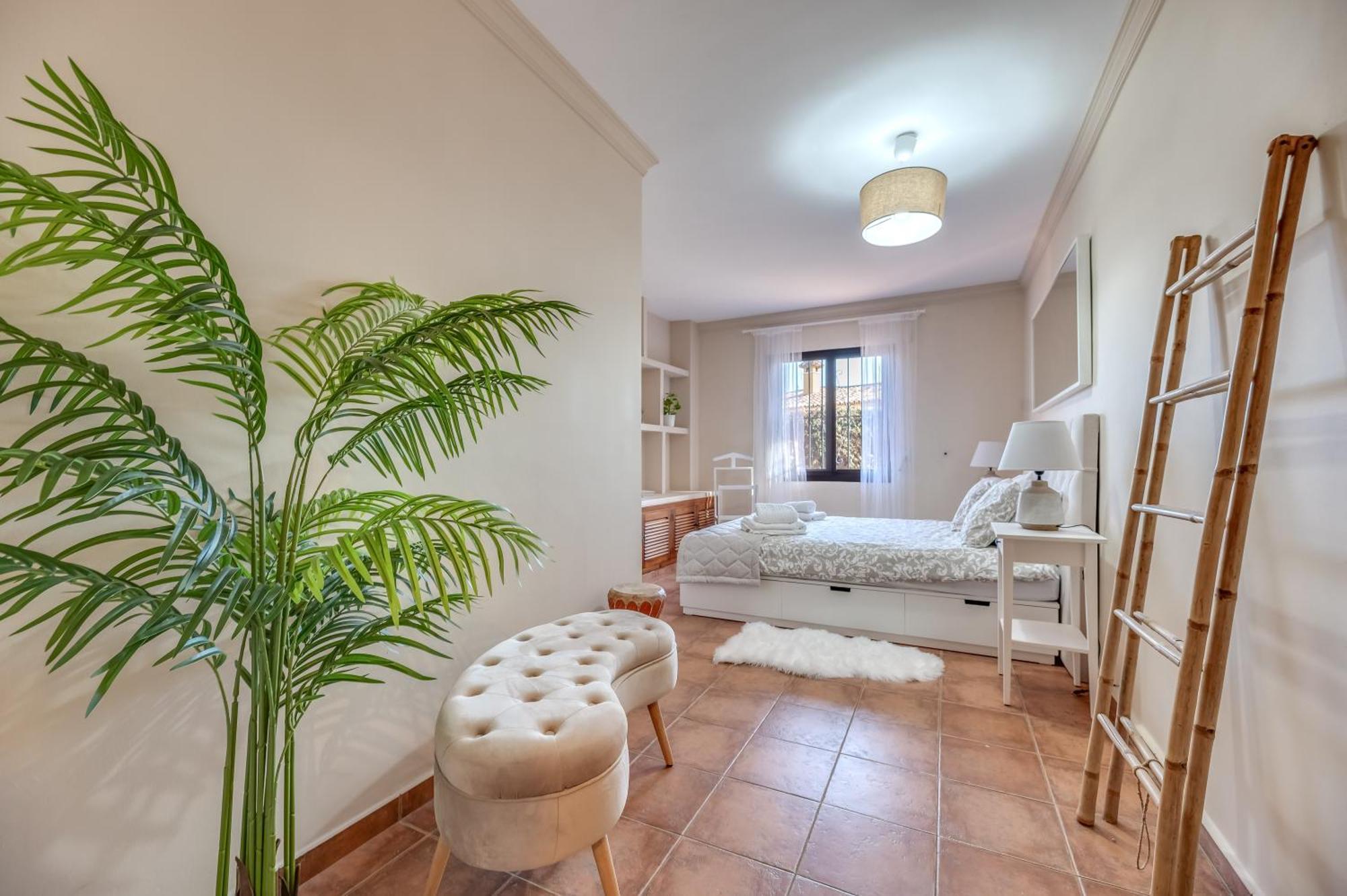 Classic 5 Bdrm Andalucian W Pool & Sea View *