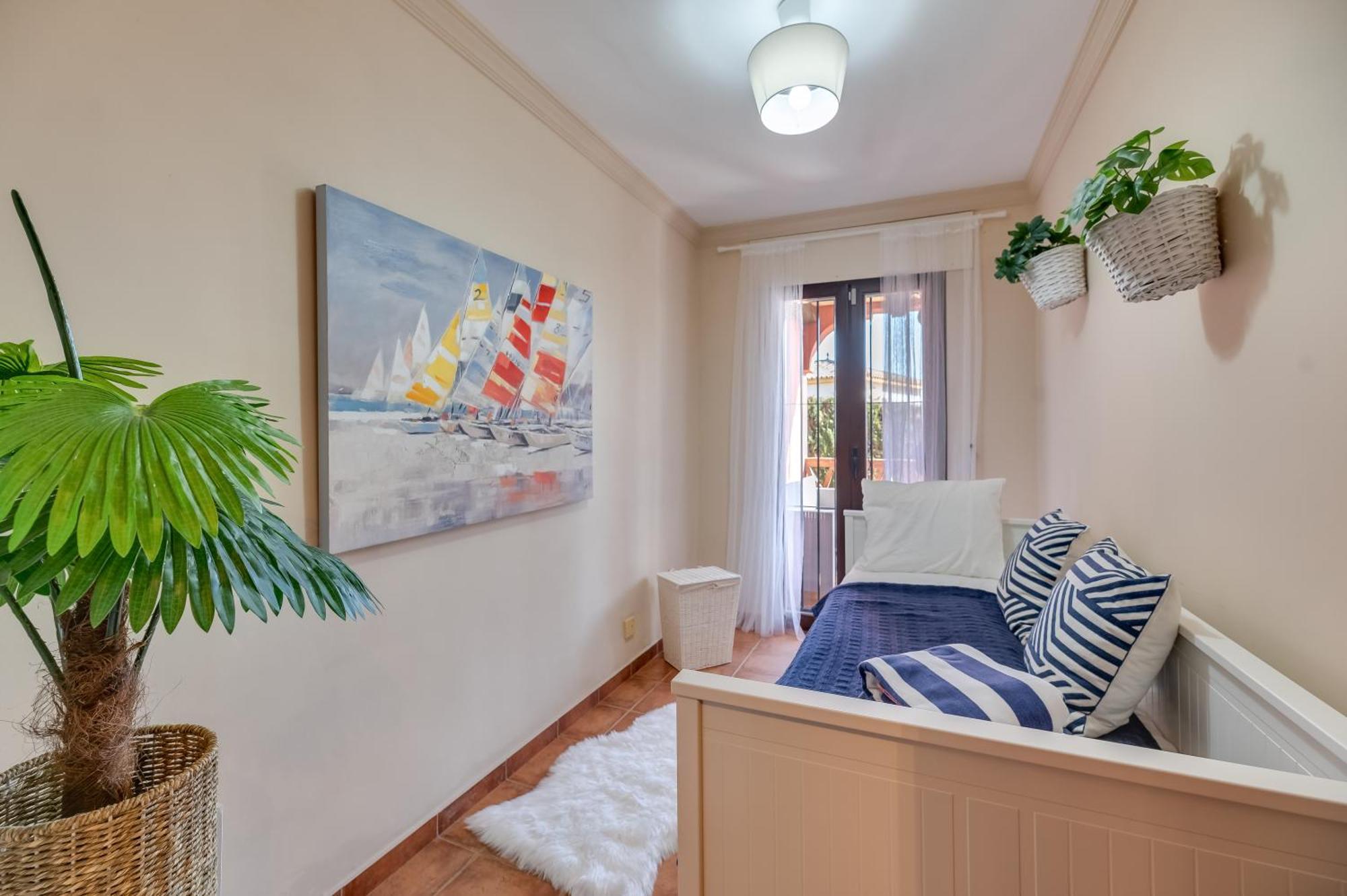 Classic 5 Bdrm Andalucian W Pool & Sea View Apartment *
