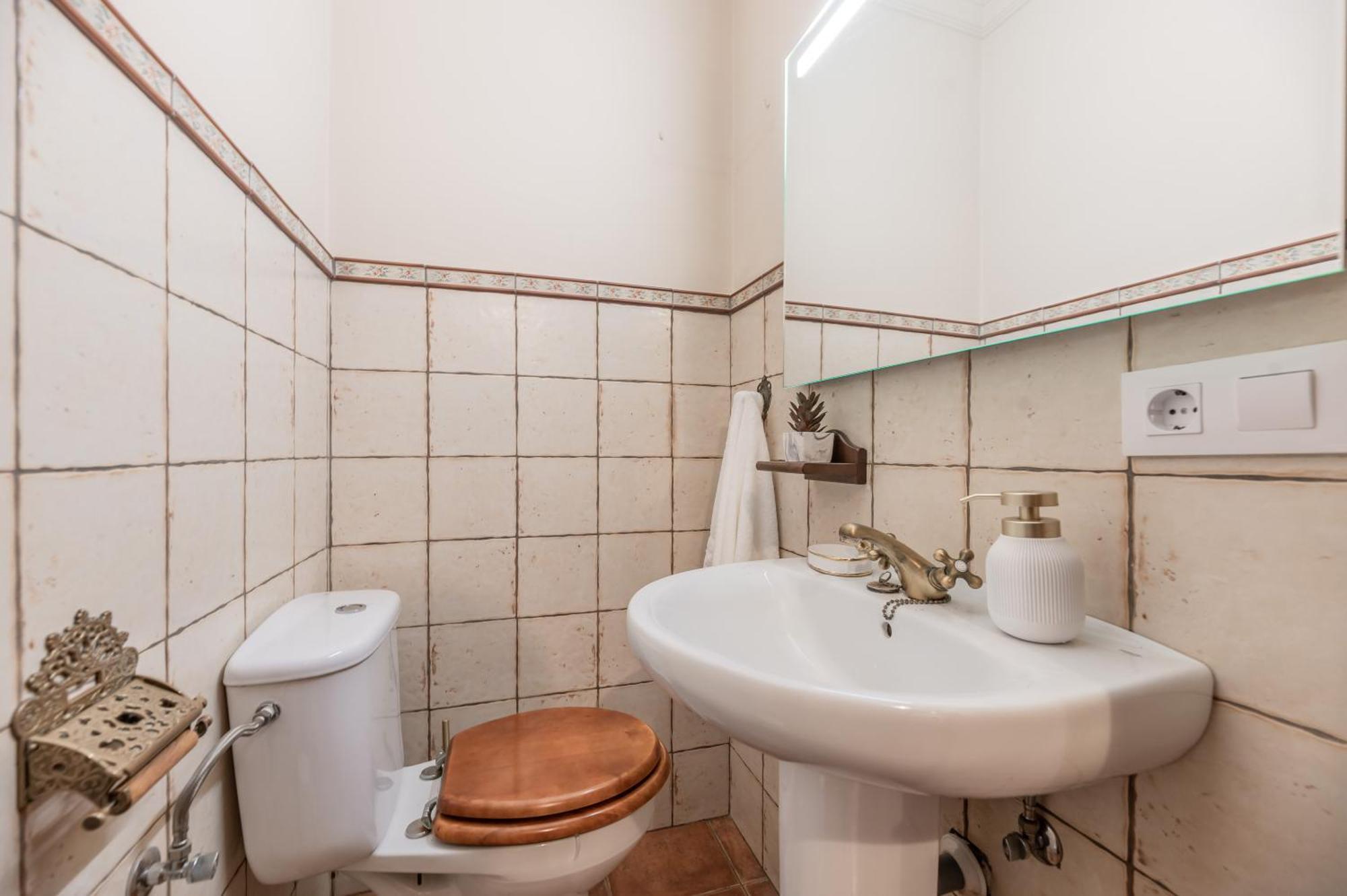 Classic 5 Bdrm Andalucian W Pool & Sea View Apartment Marbella