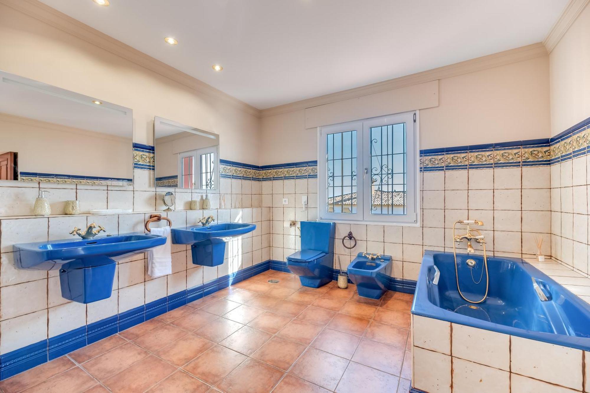 Classic 5 Bdrm Andalucian W Pool & Sea View Marbella