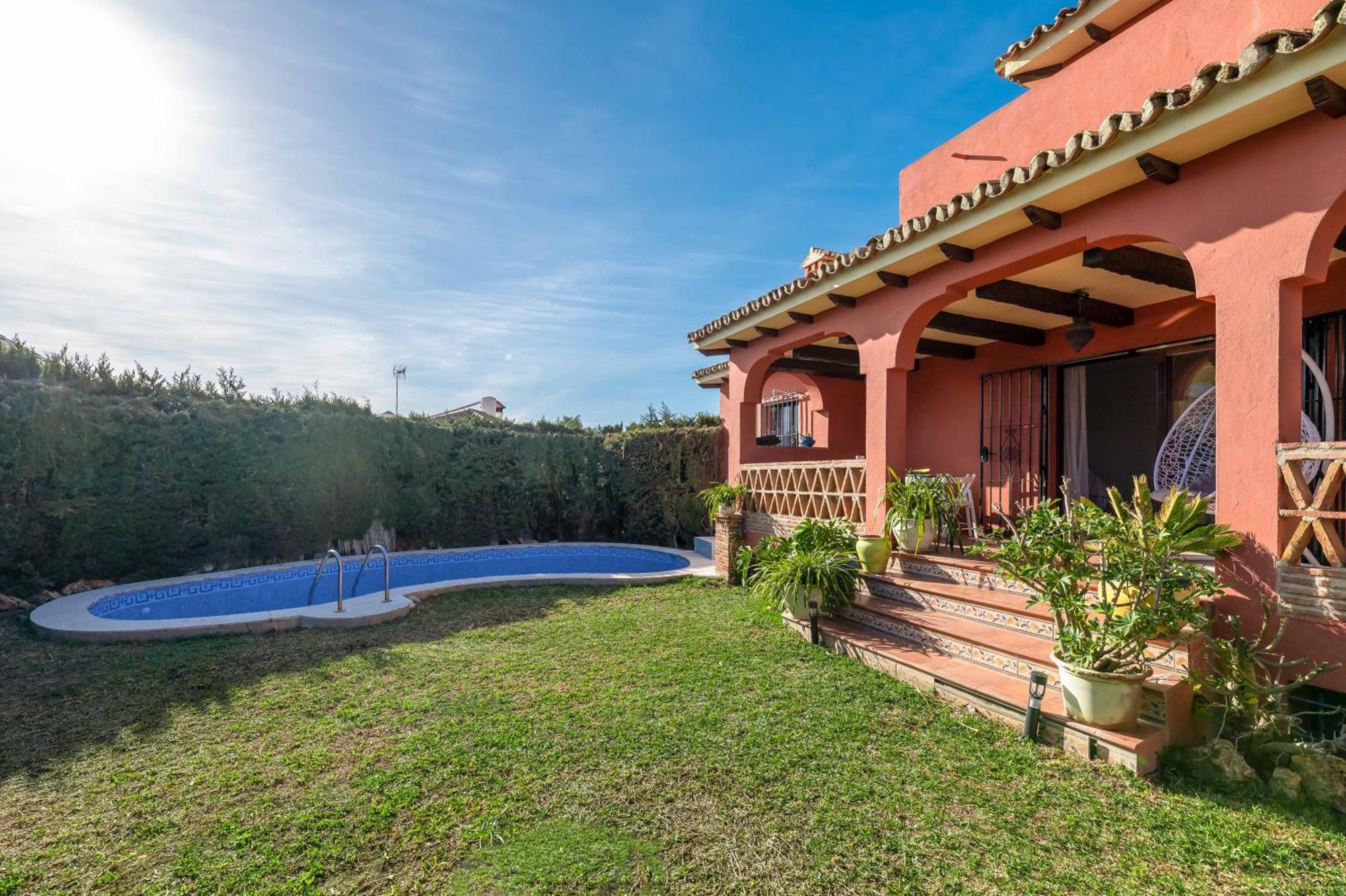 Classic 5 Bdrm Andalucian W Pool & Sea View Apartment *