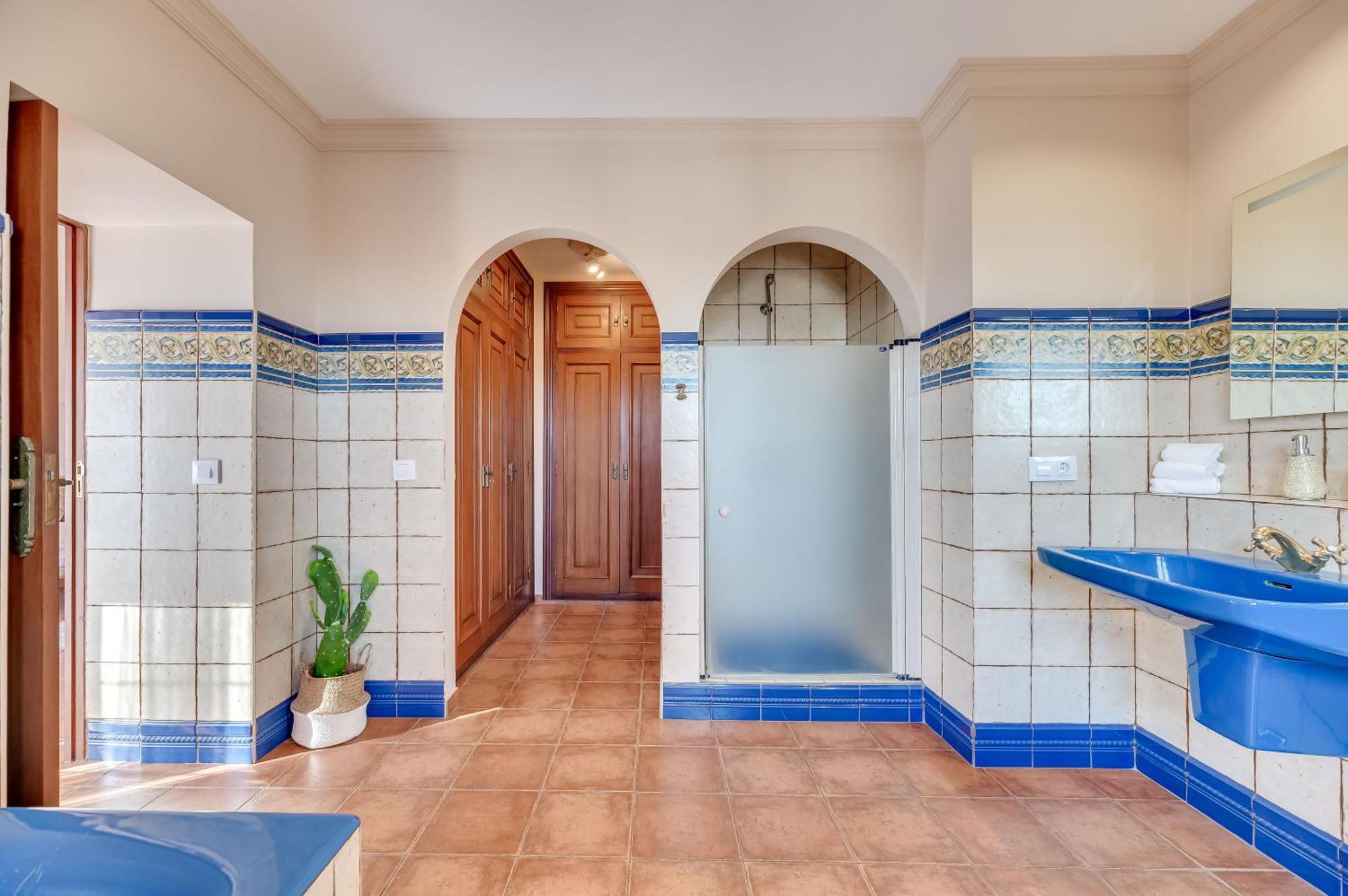 Classic 5 Bdrm Andalucian W Pool & Sea View * Marbella