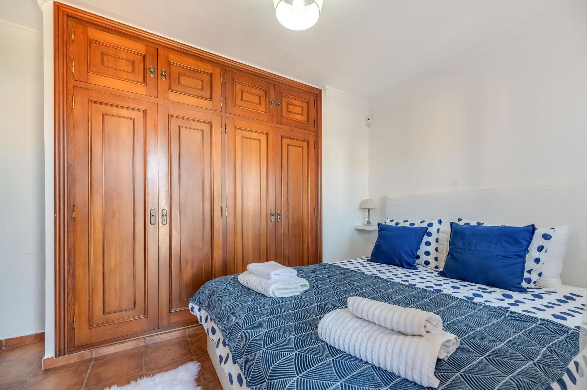 Classic 5 Bdrm Andalucian W Pool & Sea View Apartment Marbella
