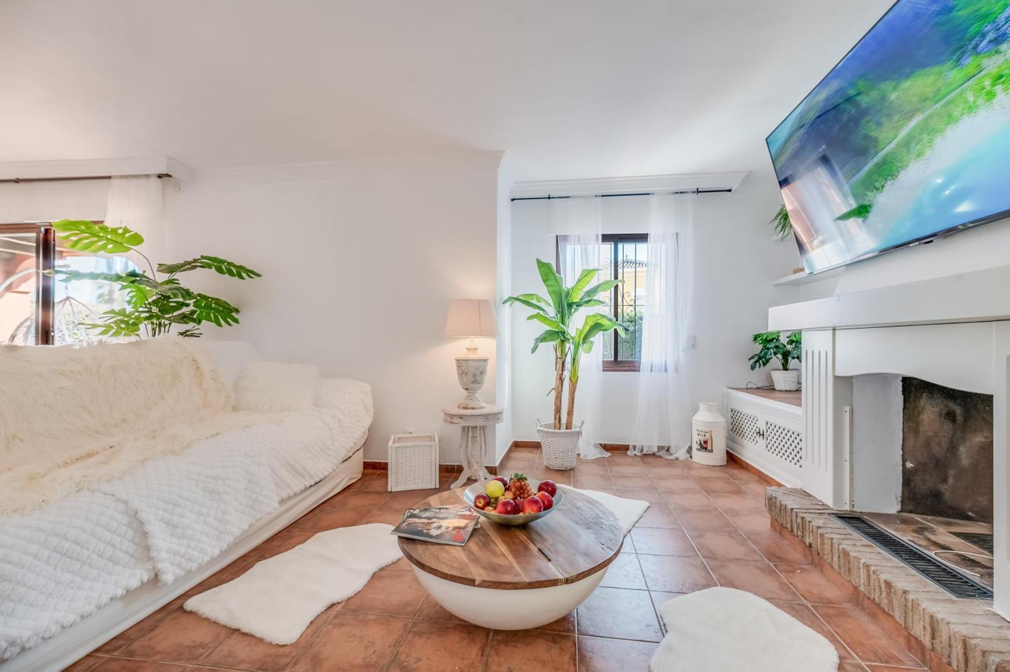 Classic 5 Bdrm Andalucian W Pool & Sea View Marbella