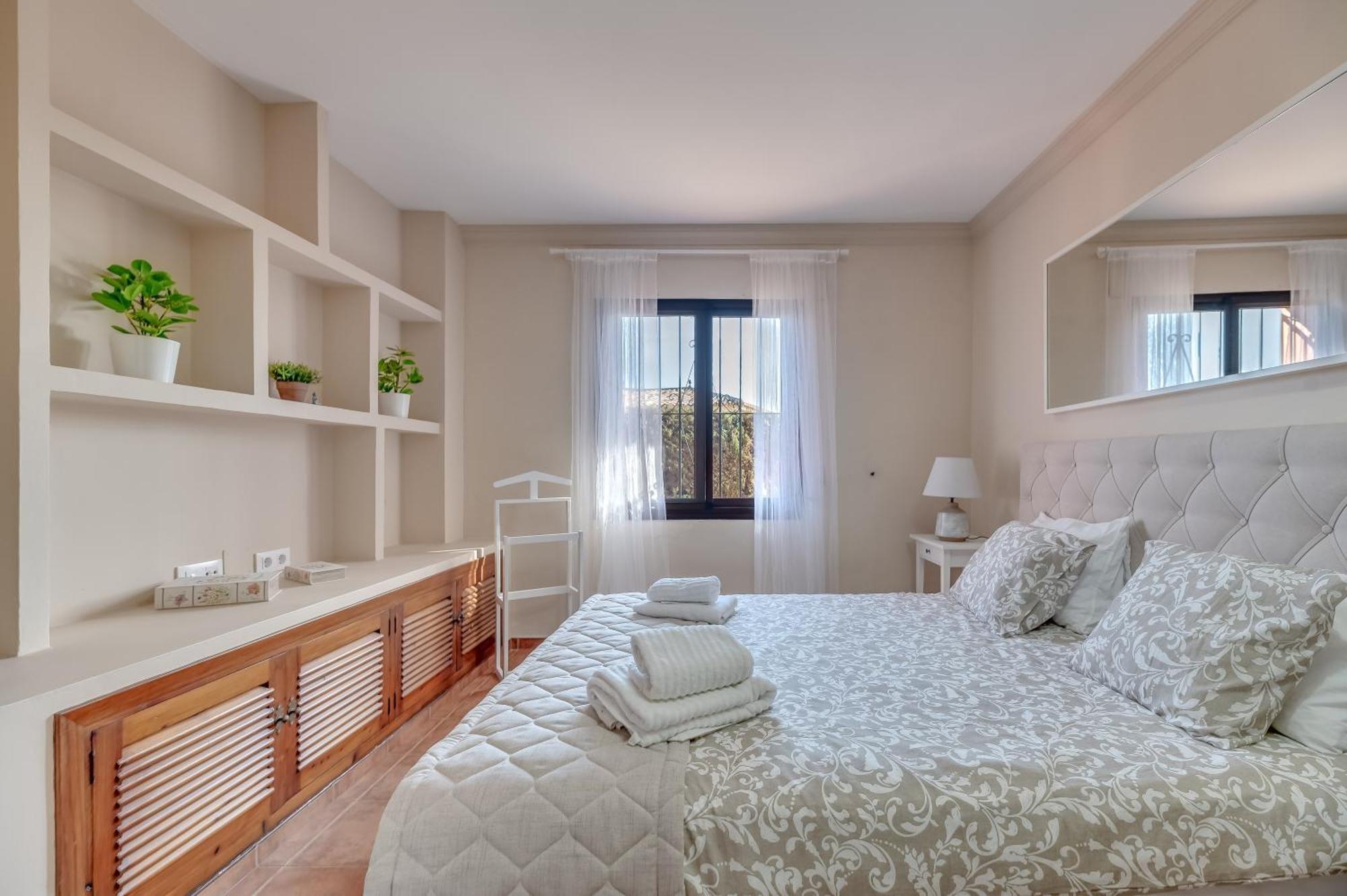 Classic 5 Bdrm Andalucian W Pool & Sea View Apartment Marbella