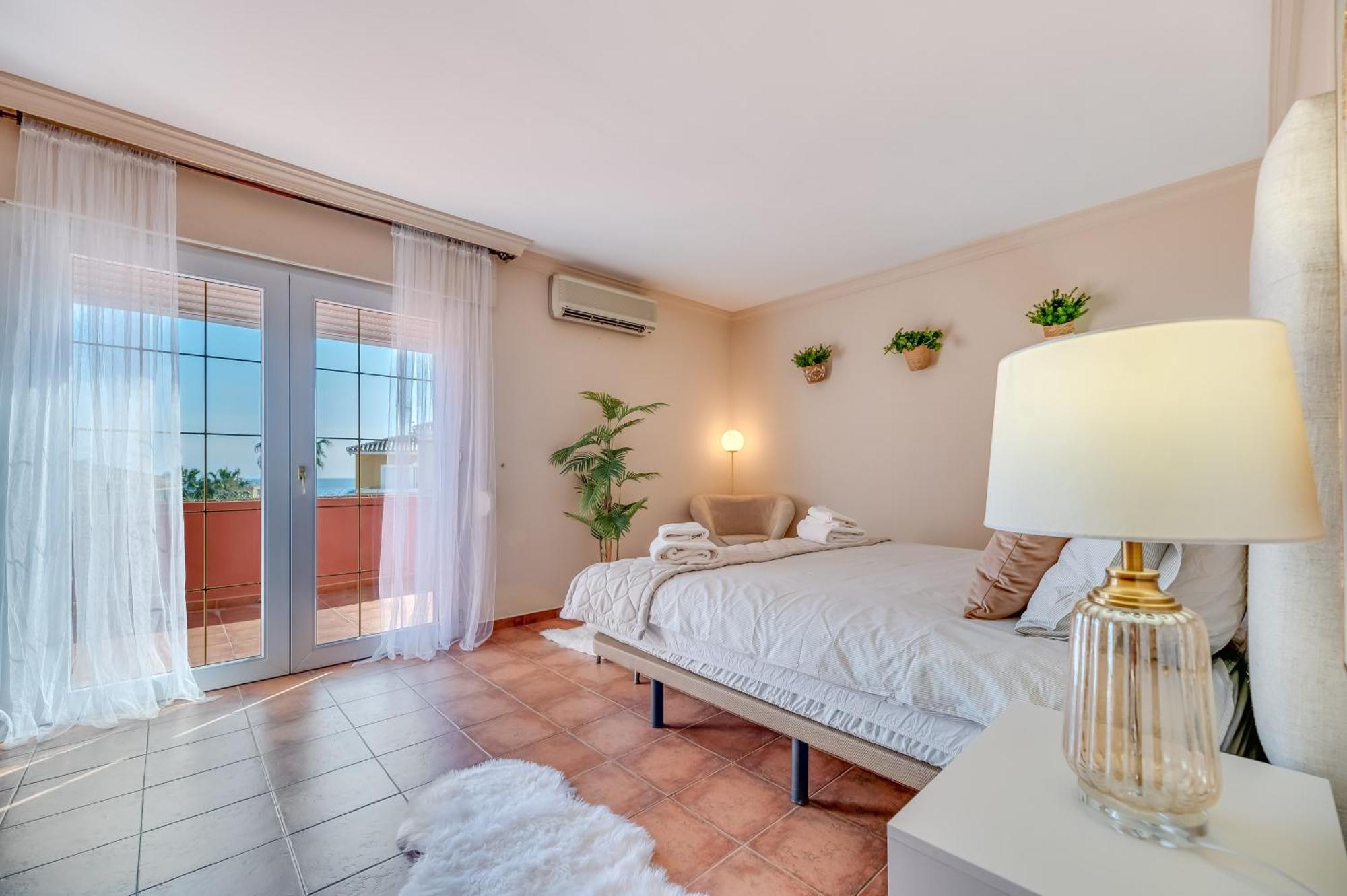 Classic 5 Bdrm Andalucian W Pool & Sea View *