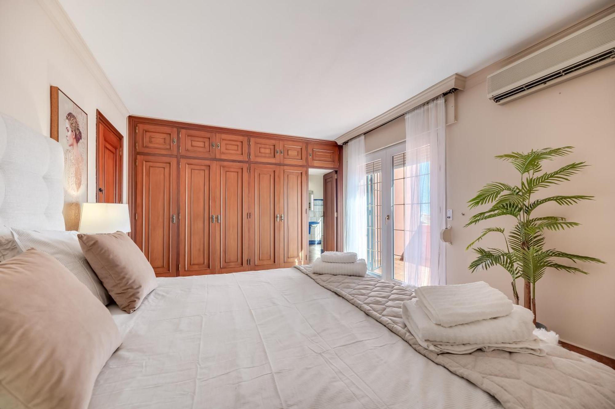 Classic 5 Bdrm Andalucian W Pool & Sea View *