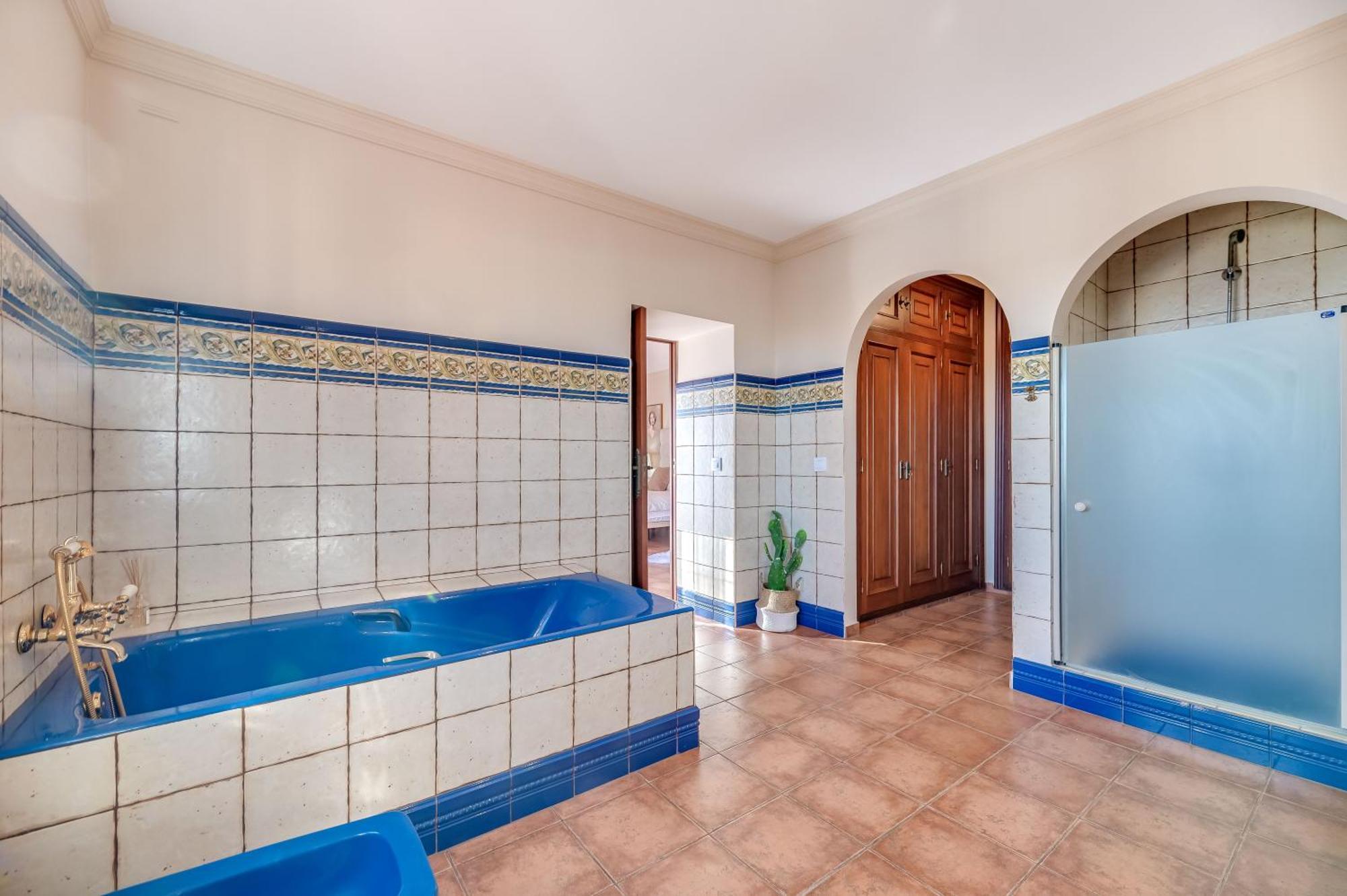 Classic 5 Bdrm Andalucian W Pool & Sea View * Marbella