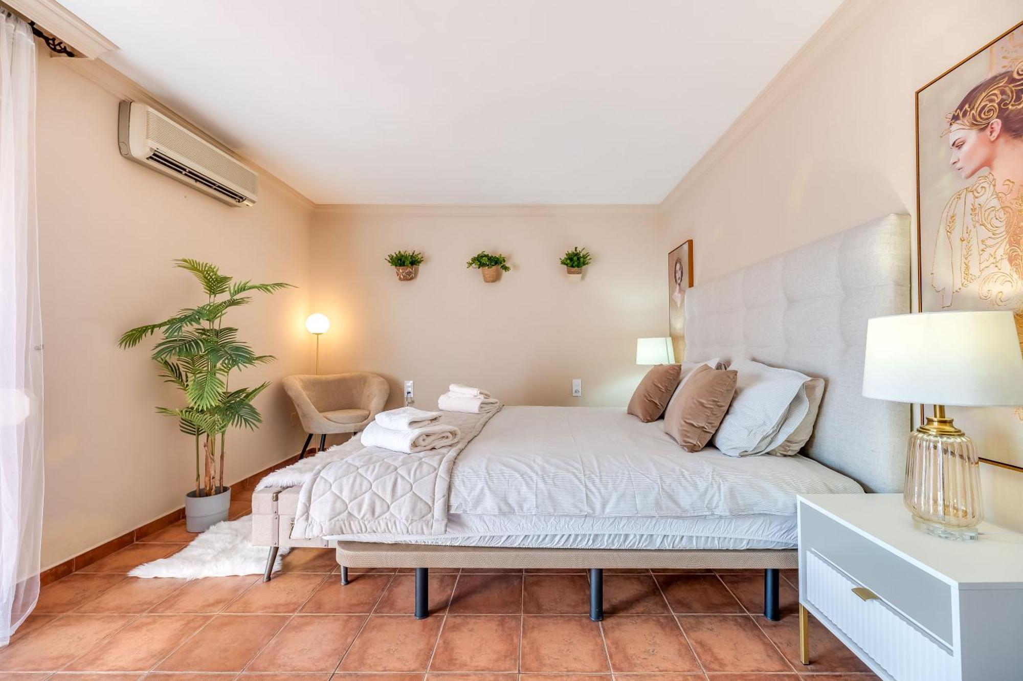 Classic 5 Bdrm Andalucian W Pool & Sea View *