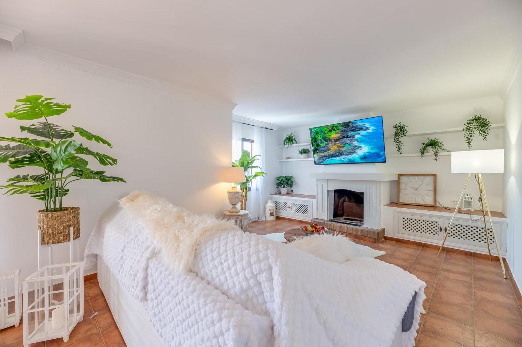 Classic 5 Bdrm Andalucian W Pool & Sea View Marbella