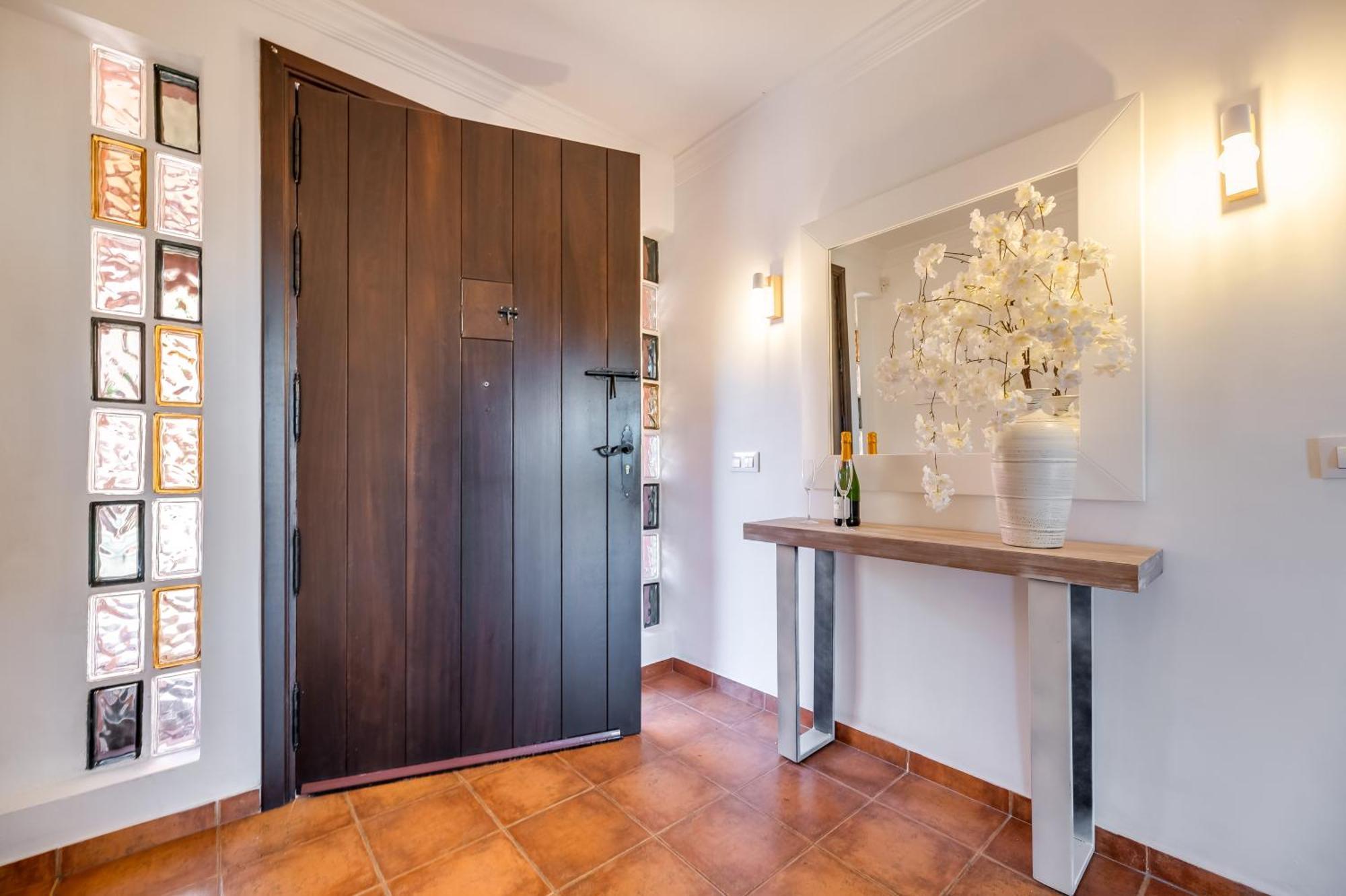 Classic 5 Bdrm Andalucian W Pool & Sea View *
