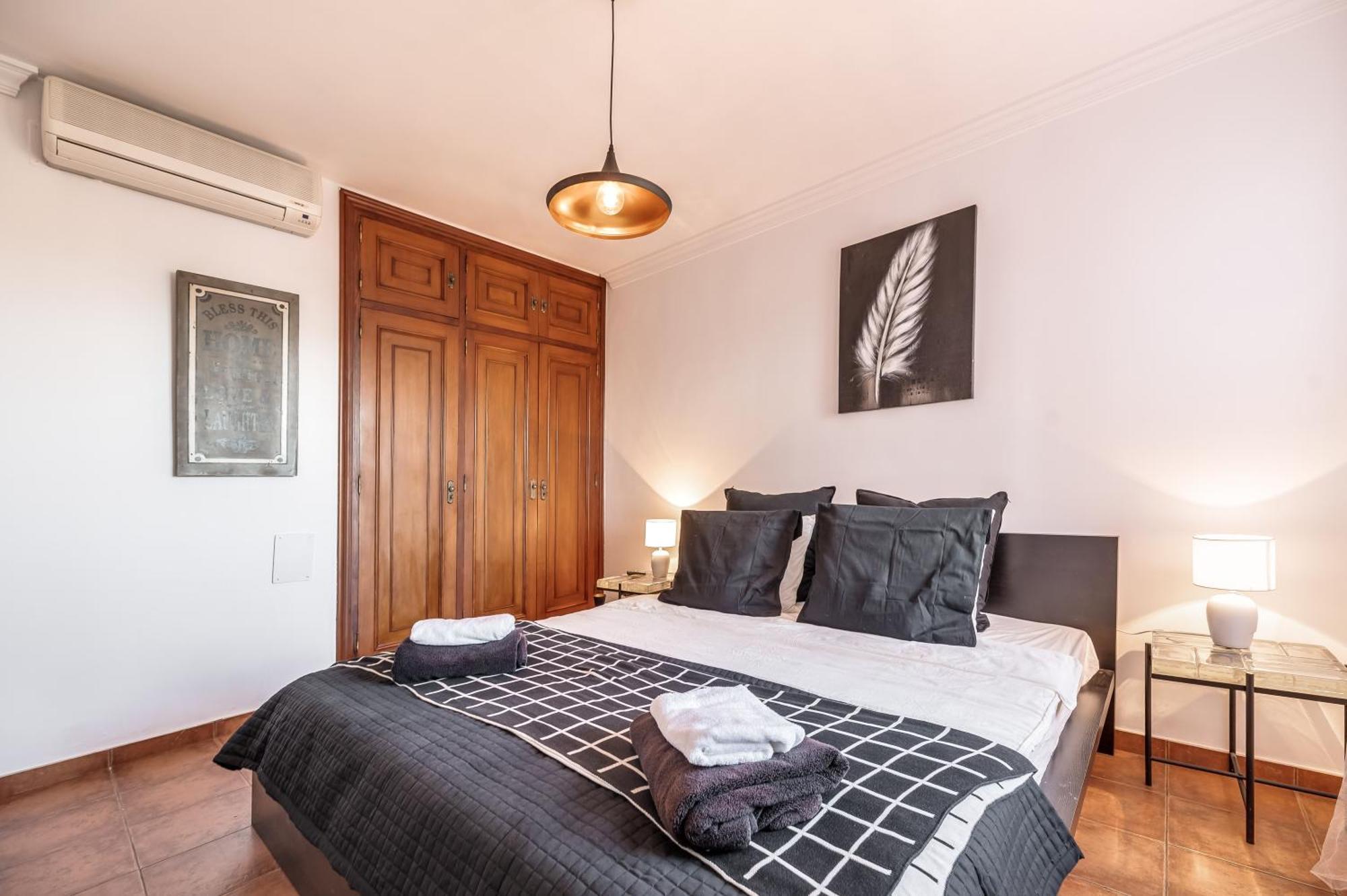 Classic 5 Bdrm Andalucian W Pool & Sea View Apartment *