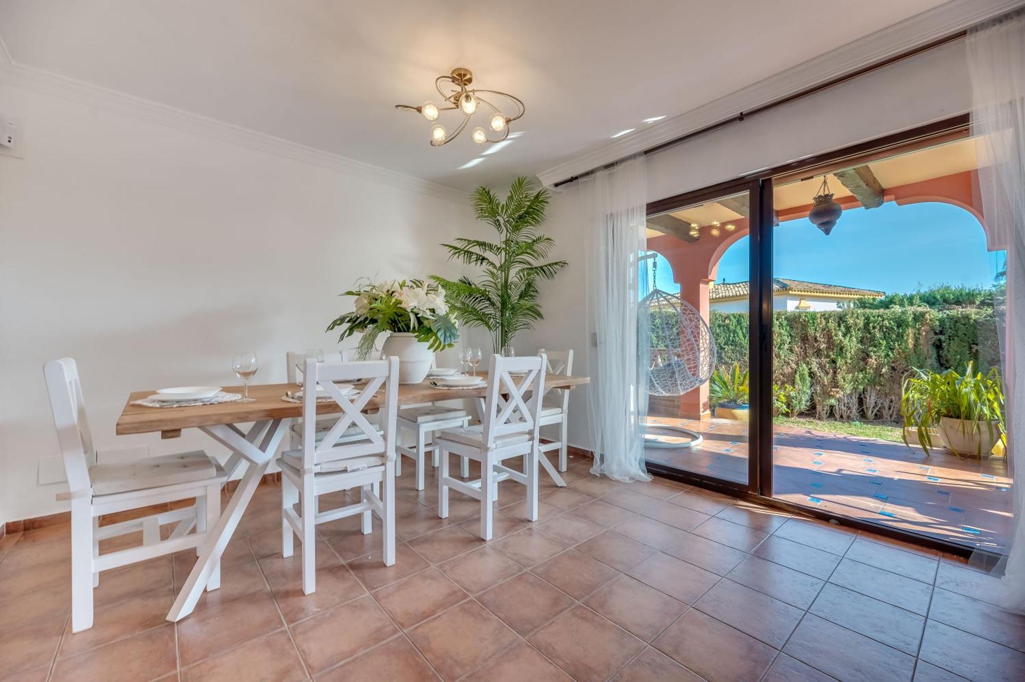 Classic 5 Bdrm Andalucian W Pool & Sea View *